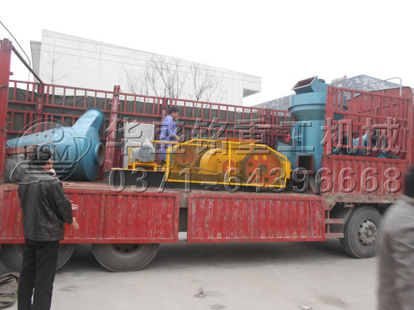 單電機(jī)對(duì)輥破碎機(jī)發(fā)貨現(xiàn)場.jpg